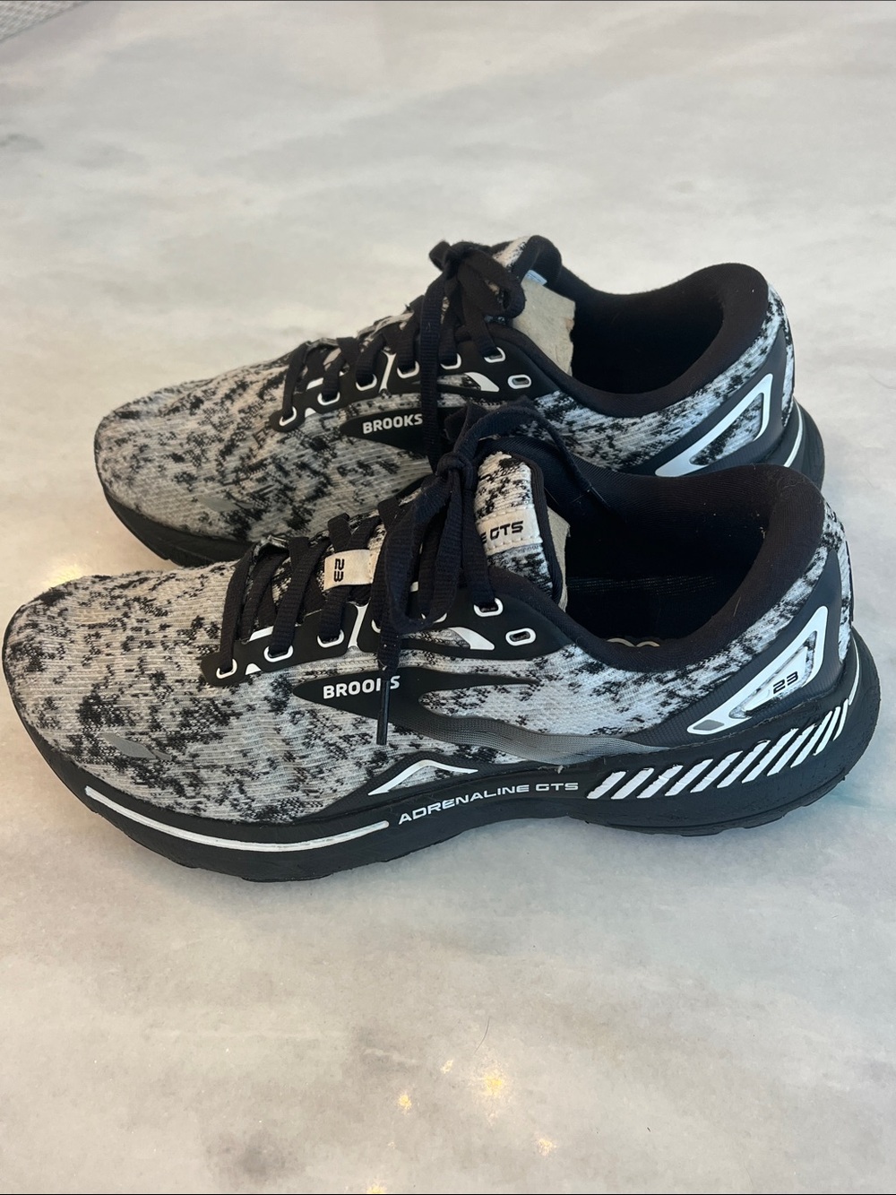 Brooks Adrenaline GTS 23 Women's 10.5 Wide Running Shoes Black White Camo Knit